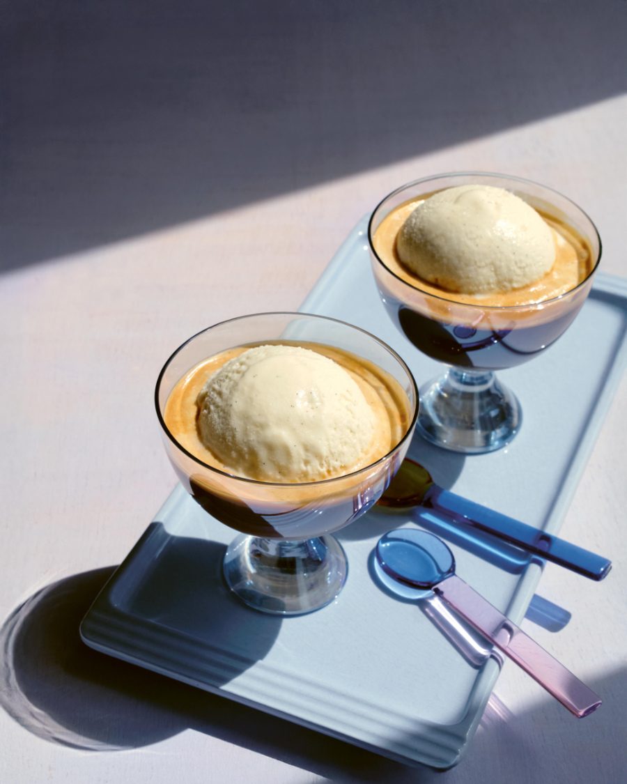 Der Social-Media-Star des Sommers: Affogato al caffè. Ein italienischer Dessertklassiker © Vanessa Maas/Brandstätter Verlag